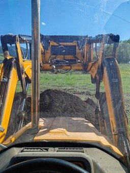 Osievanie zeminy JCB 3cx compact