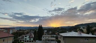 RODINNÝ DOM NA PODNIKANIE, VEĽKÝ POZEMOK 1051 m2, ŠKOLY