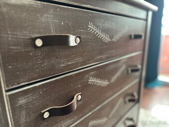 Ručně vyrobená komóda