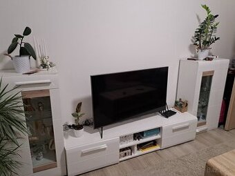 Biela obývacia stena