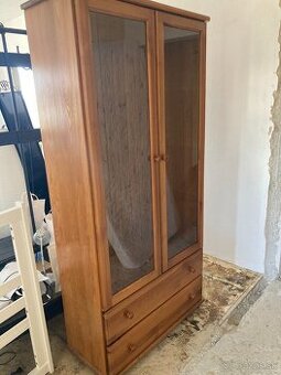 Darujem komodu a sklenú vitrínu