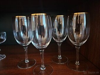 Sklenen pohare so zlatym lemom