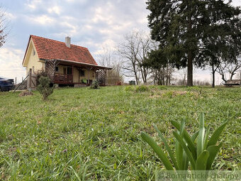 ŠTÝLOVÁ CHATA PRI PODHÁJSKEJ – VEĽKÝ POZEMOK, TICHÉ PROSTR