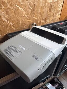 Predám ultrakrátkoohniskový projektor Epson EB-440W