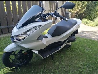 Honda PCX 125 (r. 2022) – výborný stav