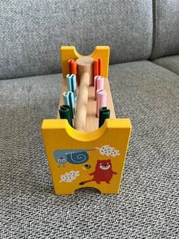 Drevená hračka s kladivkom
