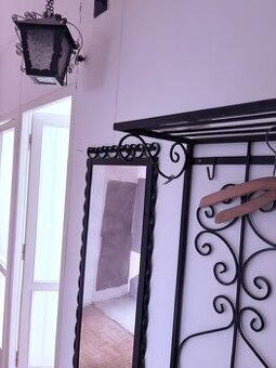 Kovany vesiak, zrkadlo a lampa