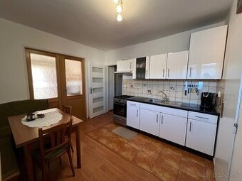 Predaj: 2 izbový zrekonšt.byt vo Valaskej s balkónom
