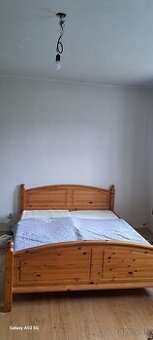Predám posteľ s 2 nočnými stolíkmi
