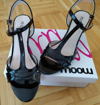 Sandále čierne lesklé s náhrad. podpätkami (veľ. 38)