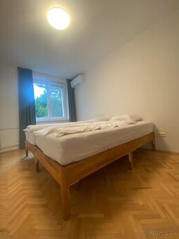 Predam dreveny ram postele 200x200cm + rosty