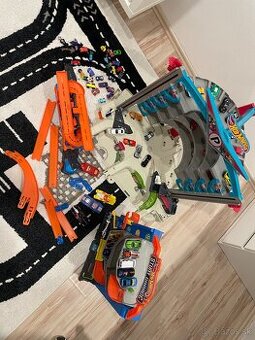 Hot wheels 2x garáž a kamión vrátane autíčiek