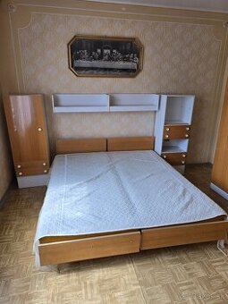 Retro spálňa s posteľou