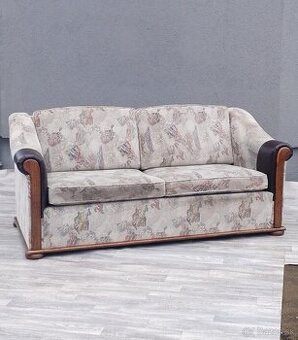 Dvojsedačka s dreveným rámom.