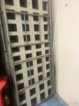 Železné vojenské postele