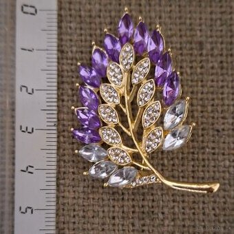 Brošňa č.18- lístok bielo fialkový