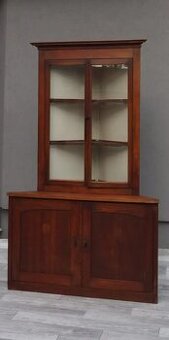 Vitrína rohová starožitná .