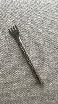 Dierovač na stehy plochý 4