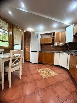 Krásny, zariadený a veľký 3 izbový byt s loggiou, Levice, R5