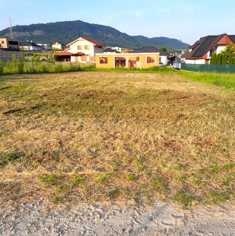 🌿 Krásny rovinatý slnečný pozemok na predaj – Fintice, ul. J