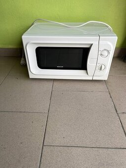 Lacno Predám mikrovlnku plne funkčnú.