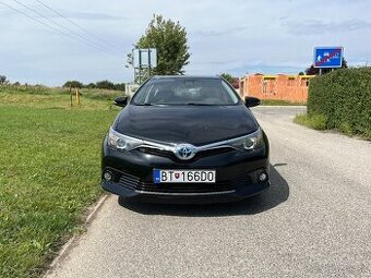 Toyota Auris 1,8 hybrid, r.v. 2016 + zimna sada
