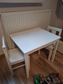 Detský stolík so stoličkami