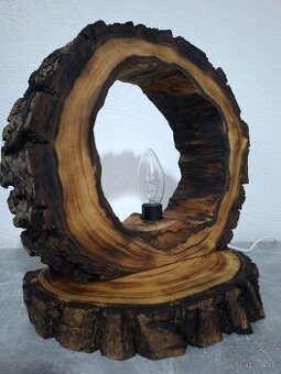 Lampa z orechového dreva