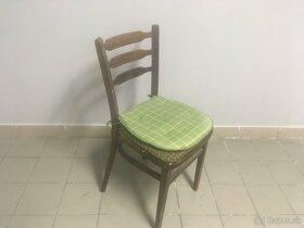 Postele, nočný stolík, stoličky - retro.