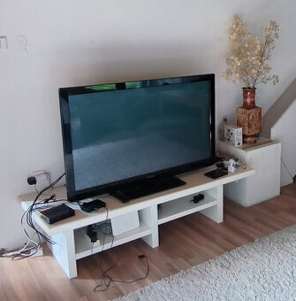 Stolík pod TV s úložným priestorom