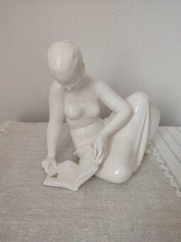 Keramia žena s knihou keramická soška 28 cm