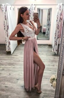 Tmavoružové spoločenské šaty - 1