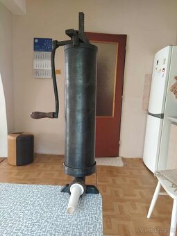 Zariadenie na plnenie klobás.