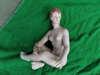 Porcelánová soška akt