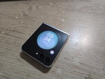 Samsung flip 5 256gb v Top stave je nepouzivany bol iba odlo