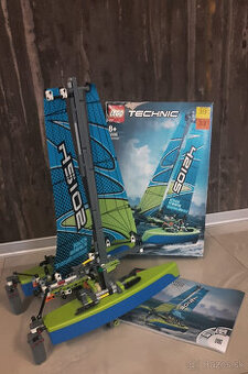 Lego Technic 42105 - Katamarán  TOP stav 