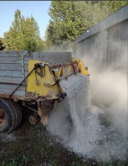 Traktorova vlečka s rozmetadlom, sklapacia