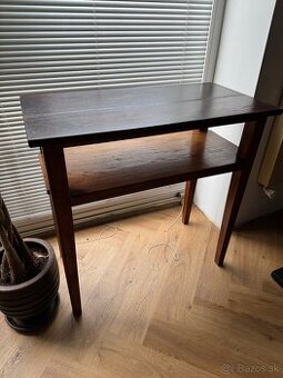 Starožitný príručný stolík