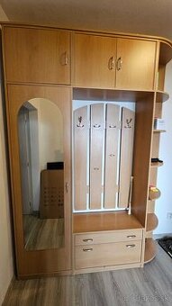 Predsieňová zostava – skriňa, vešiak, zrkadlo + úložný pries