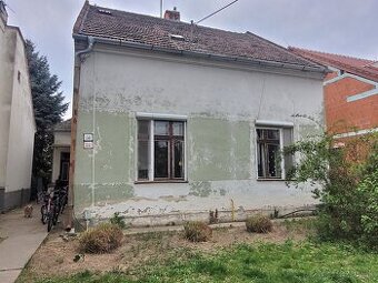 Predaj 4 izboveho domu s 970 m2 pozemkom v Štúrove.