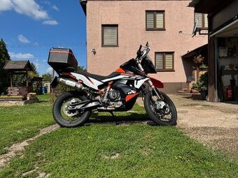 KTM 890 Adventure R, bohatá výbava