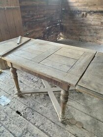Veľmi starý stôl