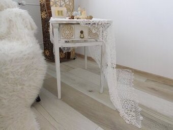 Stolík drevený 70 x 40 cm +dečka háčkovaná na foto,