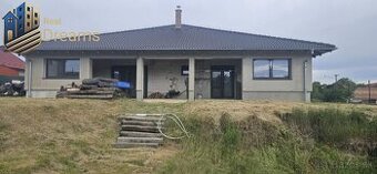 Predaj 4-izbového rodinného domu s veľkou záhradou v Semerov