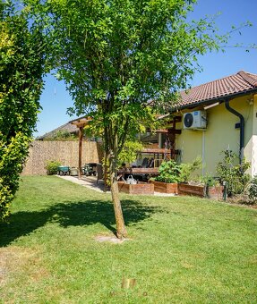 3i dom s krbom, terasou a pekne upravenou záhradou, Rajka