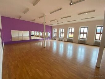 Na prenájom veľký, lukratívny komerčný priestor v centre mes