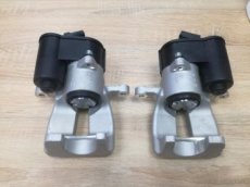 Predám nový zadný strmeň s motorčekom VW PASSAT 3C (B6)