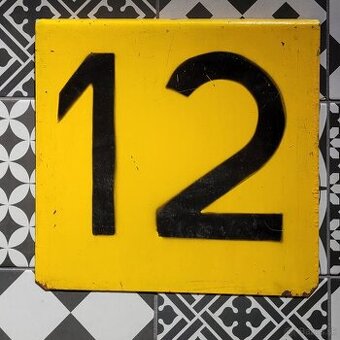 Tabuľa s číslom električky