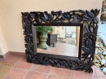 Zrkadlo v krásnom drevenom ráme