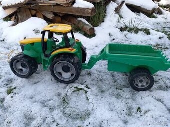 Traktor s vlečkou